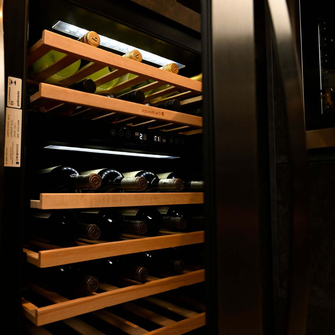 Adega Debacco 46 Garrafas Inox 60cm - Abertura Direita: adega climatizada embutida inox 46 garrafas com prateleiras de madeira e acabamento premium