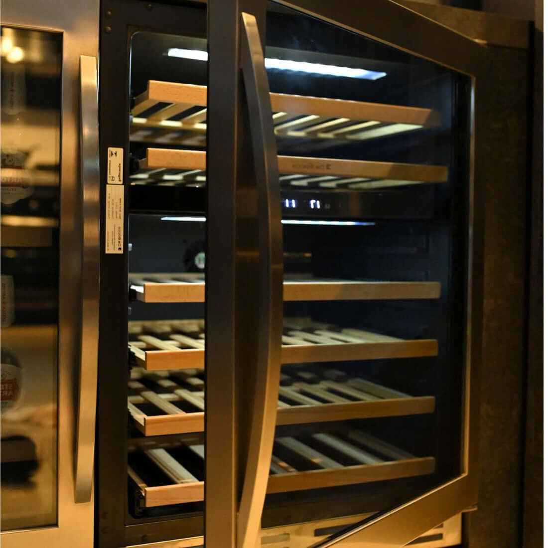 Adega Debacco 46 Garrafas Inox 60cm - Abertura Direita adega climatizada com acabamento inox, prateleiras de madeira e porta de vidro