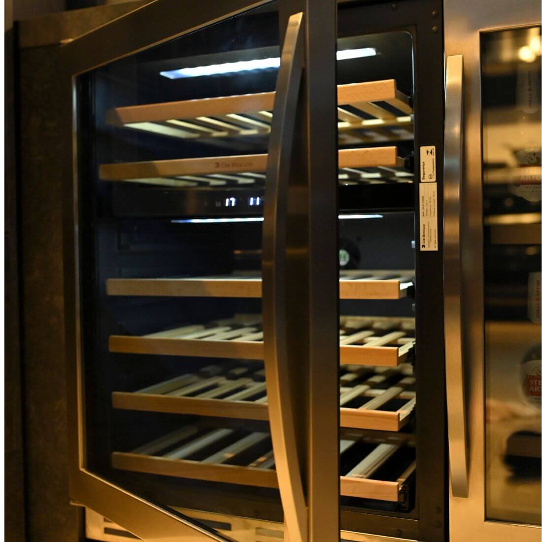 Adega Debacco 46 Garrafas Inox 60cm - Abertura Esquerda adega climatizada embutir com prateleiras de madeira e acabamento inox, porta de vidro