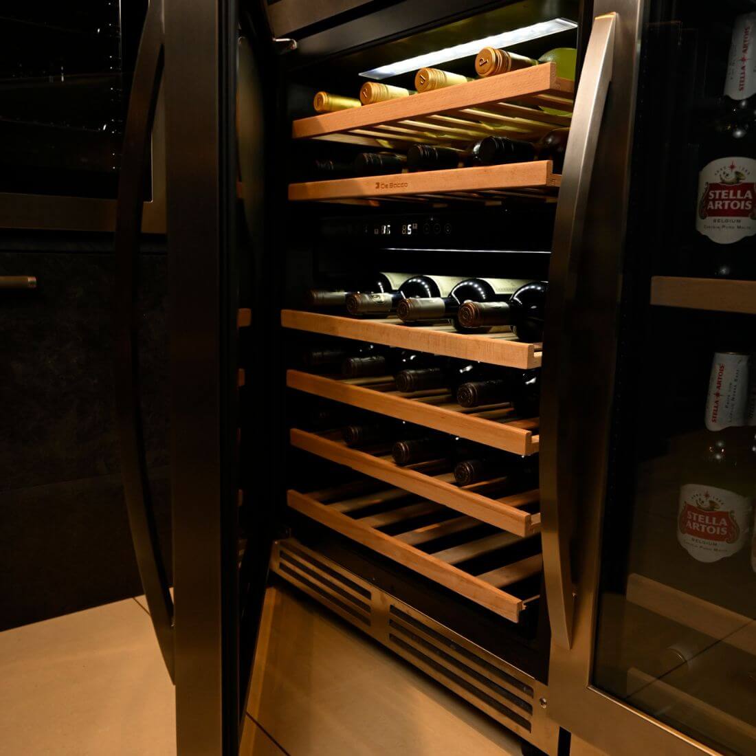 Adega Debacco 46 Garrafas Inox 60cm - Abertura Esquerda: adega climatizada embutida 46 garrafas com prateleiras em madeira e acabamento inox