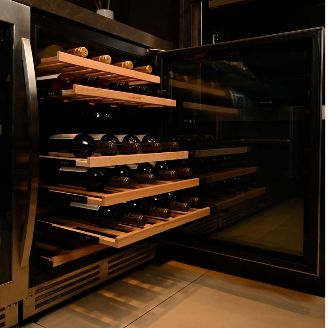Adega Debacco 46 Garrafas Inox 60cm - Abertura Direita, adega climatizada embutida inox com prateleiras de madeira e 46 garrafas visíveis