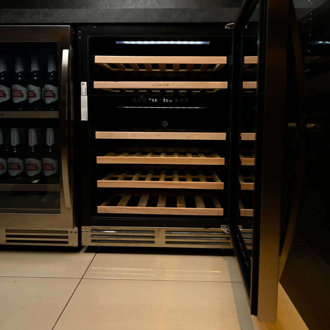 Adega Debacco 46 Garrafas Inox 60cm - Abertura Direita: adega climatizada inox 46 garrafas com prateleiras em madeira e porta de vidro aberta