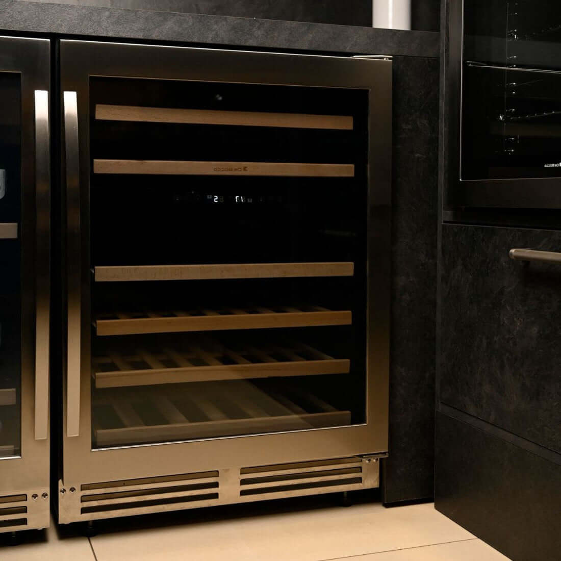 Adega Debacco 46 Garrafas Inox 60cm - Abertura Direita, adega climatizada embutida inox com prateleiras de madeira e porta de vidro