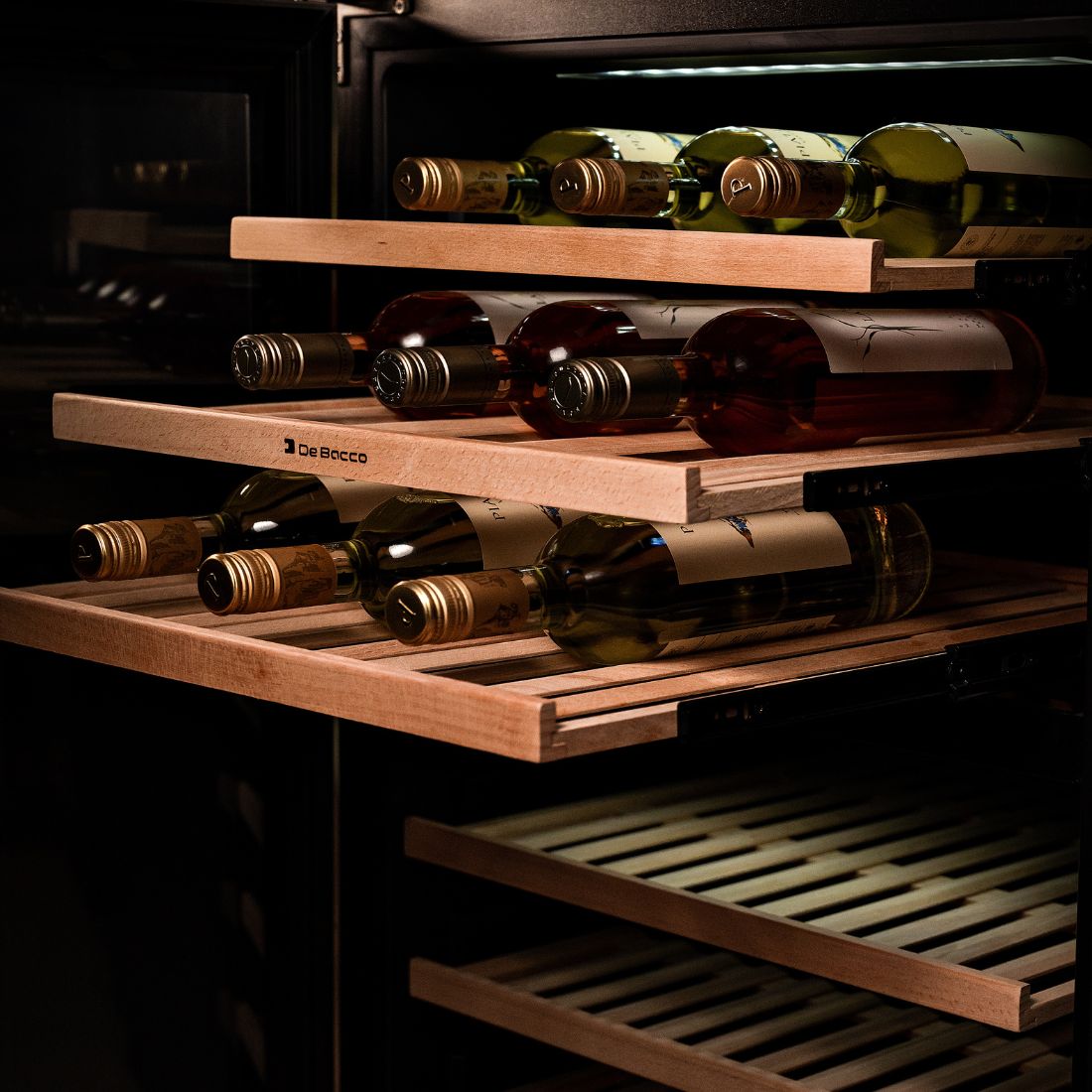 Adega de Vinhos Debacco 94 Garrafas Inox 60cm adega climatizada embutir com prateleiras de madeira e interior inox, design elegante