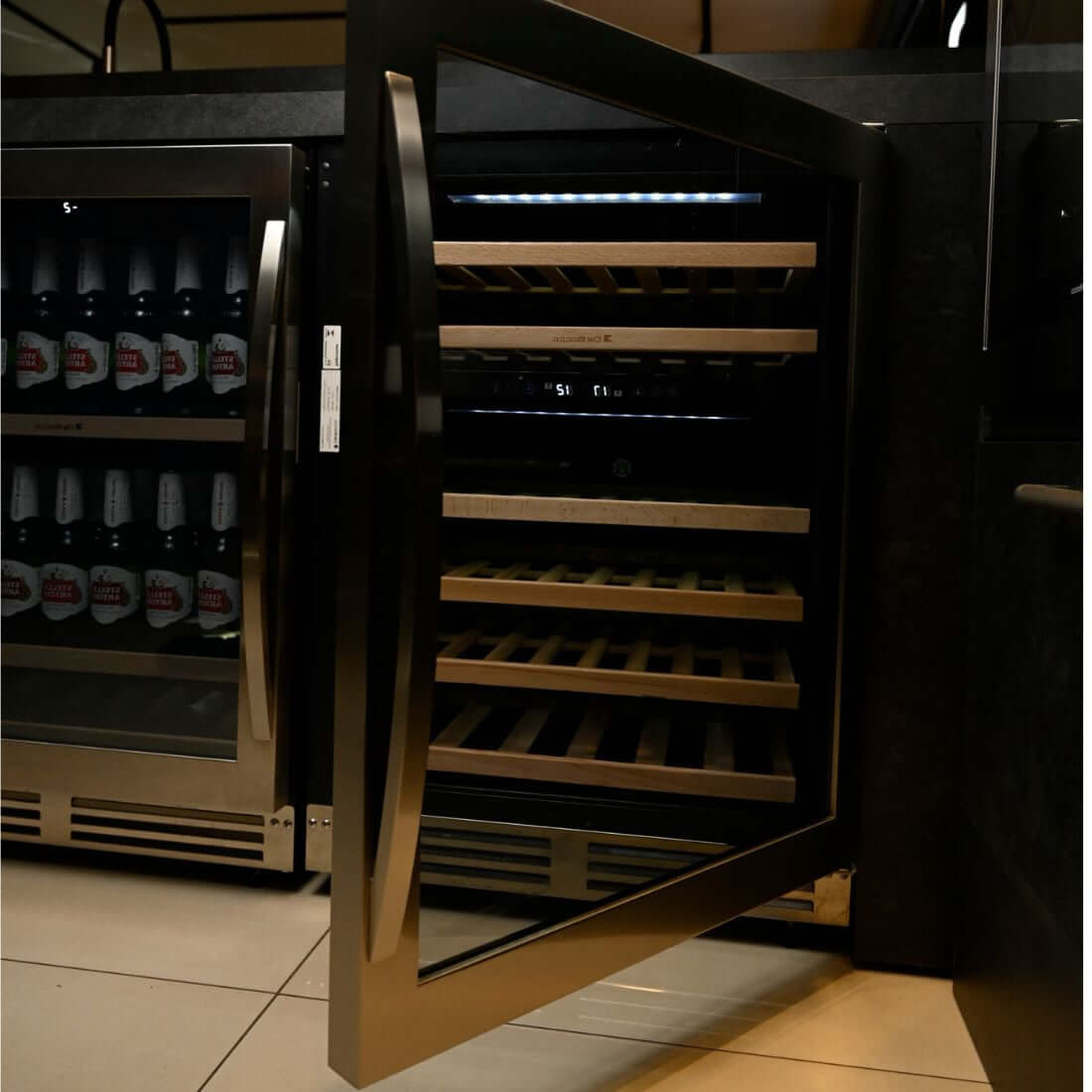 Adega Debacco 46 Garrafas Inox 60cm - Abertura Direita adega climatizada embutida com acabamento inox, prateleiras de madeira e porta de vidro