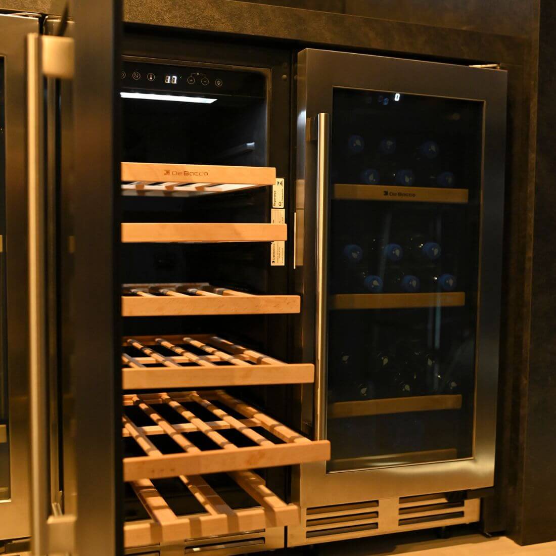 Adega Debacco 31 Garrafas Inox 38cm - Abertura Esquerda: adega climatizada inox 31 garrafas com prateleiras de madeira e porta de vidro dupla