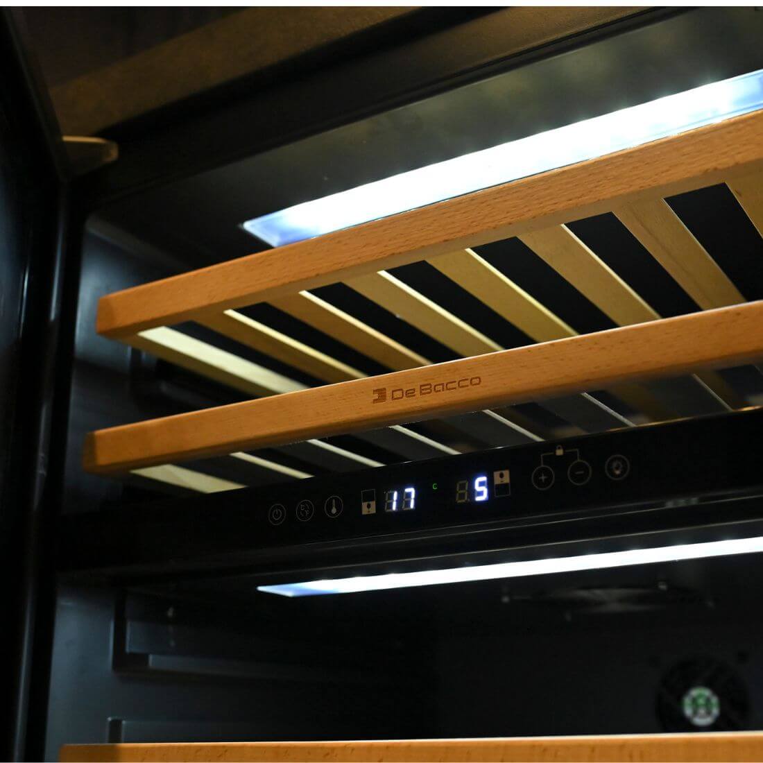 Adega Debacco 46 Garrafas Inox 60cm - Abertura Esquerda com prateleiras em madeira nobre, acabamento inox e painel digital interno, adega climatizada