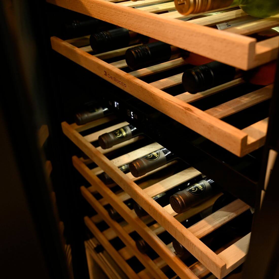 Adega Debacco 46 Garrafas Inox 60cm - Abertura Esquerda mostrando interior com prateleiras em madeira nobre, acabamento inox e visual de adega climatizada