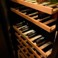 Adega Debacco 46 Garrafas Inox 60cm - Abertura Esquerda mostrando interior com prateleiras em madeira nobre, acabamento inox e visual de adega climatizada