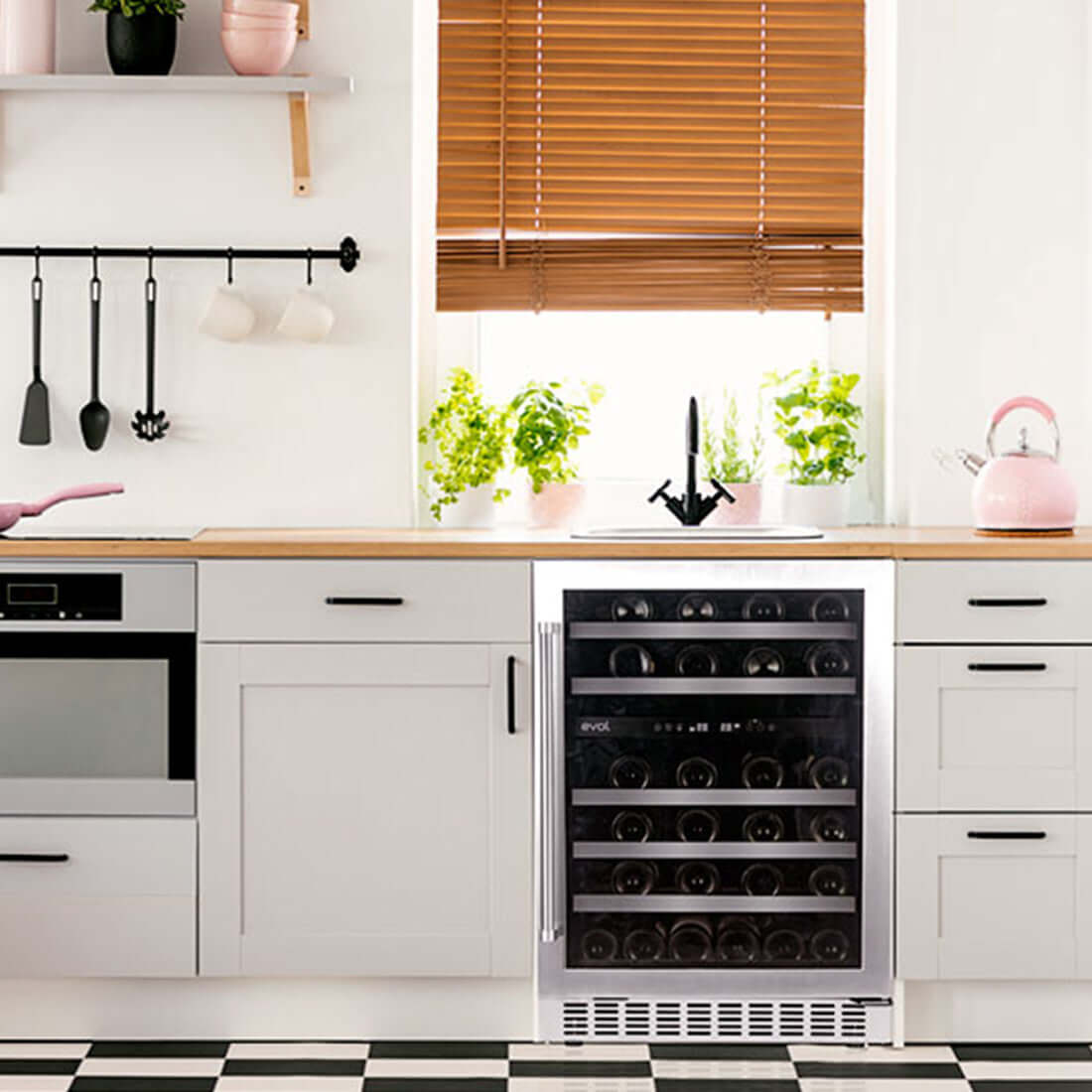 Adega Evol 46 Garrafas Smart Inox 60cm - Abertura Direita embutida em cozinha branca, acabamento inox, porta de vidro e prateleiras para 46 garrafas