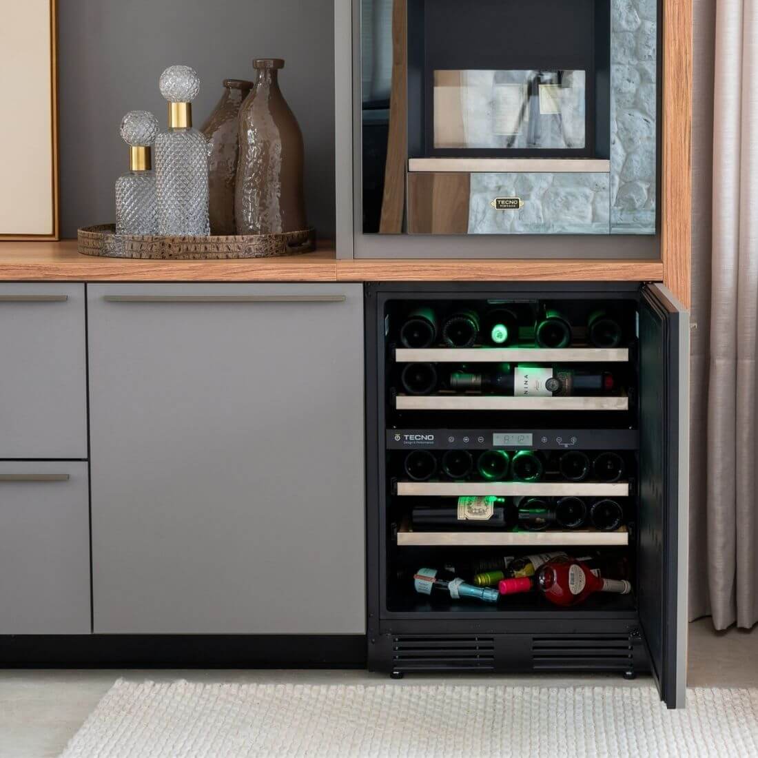 Adega de vinhos Tecno com capacidade para 43 garrafa, ambientada em cenário com revestimento na porta visão frontal 