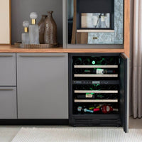 Adega de vinhos Tecno com capacidade para 43 garrafa, ambientada em cenário com revestimento na porta visão frontal 