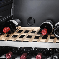 Gaveta de adega para 43 garrafas, exibindo vinho com rótulo, ideal para conservar diferentes tipos de vinhos.