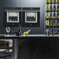 Dispenser de Vinhos Tecno Vintage 3 Garrafas Inox 60cm instalado em parede, acabamento inox e vidro, capacidade 3 garrafas em bar moderno