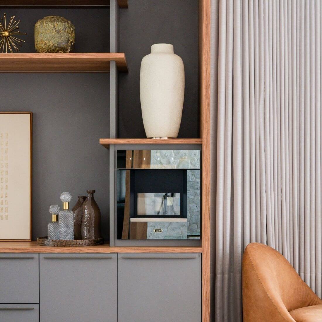 Dispenser de Vinhos Tecno Vintage 3 Garrafas Inox 60cm em nicho com acabamento inox e madeira, painel frontal espelhado e design compacto