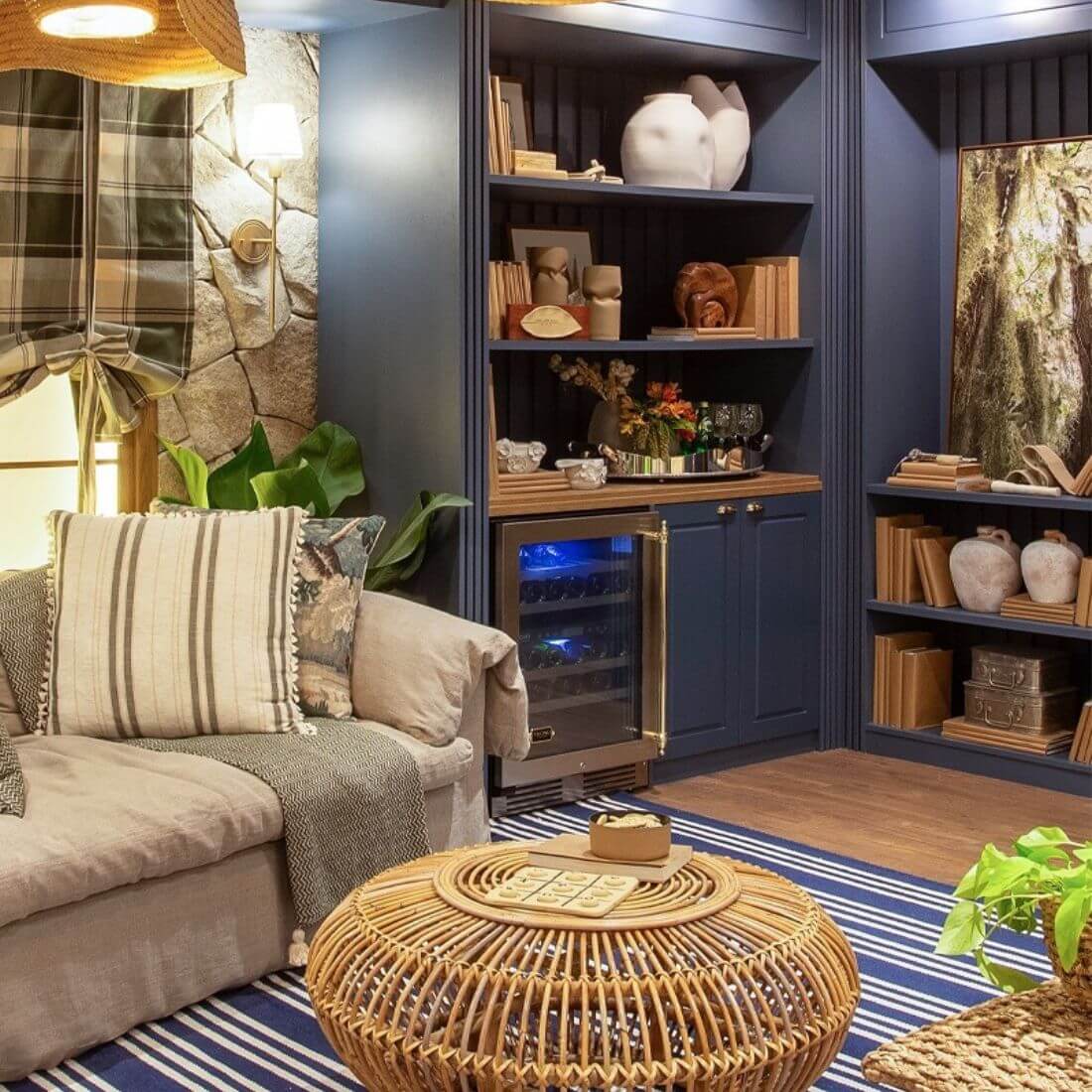 Adega Tecno Vintage 43 Garrafas Inox 60cm - Abertura Esquerda em ambiente acolhedor com acabamento inox, 43 garrafas visíveis em nicho embutido