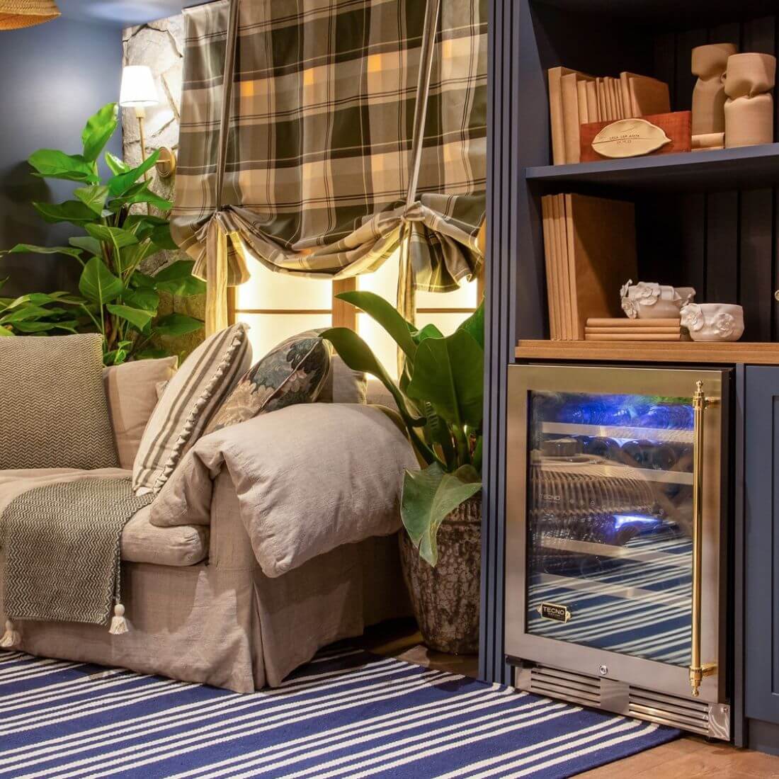 Adega Tecno Vintage 43 Garrafas Inox 60cm - Abertura Esquerda: adega climatizada inox 43 garrafas embutida com porta de vidro e puxador dourado