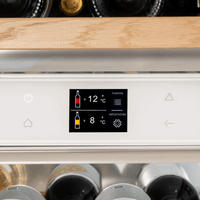 Adega Bertazzoni Porta de Revestir 80 Garrafas 60cm- Abertura Esquerda mostrando painel digital dual zone, prateleiras de madeira e acabamento inox