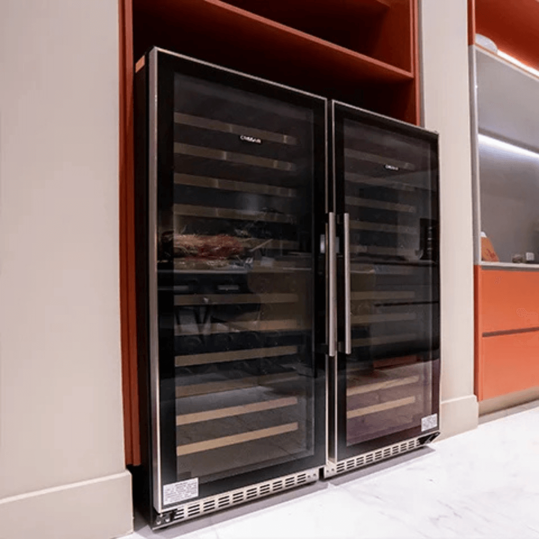 Adega de vinhos CrissAir dual zone embutida com 122 garrafas e acabamento em vidro preto.