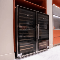 Adega de vinhos CrissAir dual zone embutida com 122 garrafas e acabamento em vidro preto.