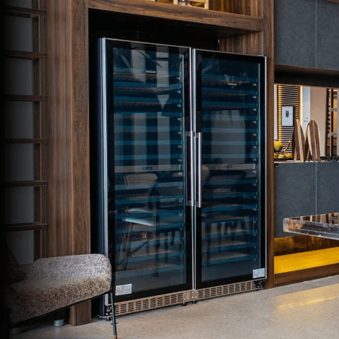 Adega de vinhos CrissAir Dual Zone para 171 garrafas com porta de vidro preto e iluminação em LED.