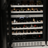 Adega de vinhos CrissAir com capacidade para 46 garrafas e controle de temperatura dual zone.