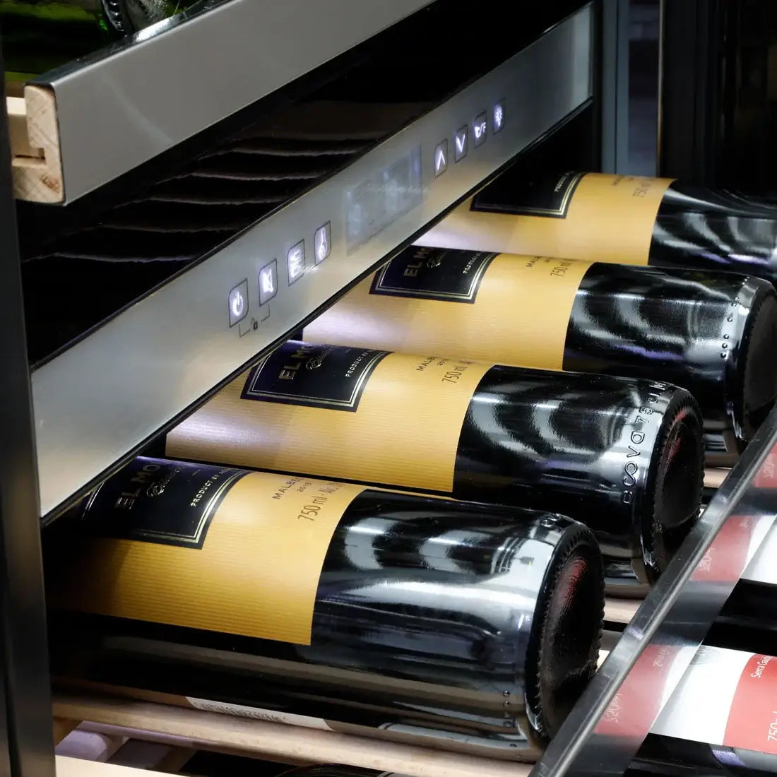 Adega CrissAir com vinhos dispostos em pilha, sistema Dual Zone e iluminação LED esbranquiçada.