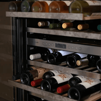 Adega de vinhos CrissAir com duas zonas de refrigeração, armazenamento de garrafas e painel digital.