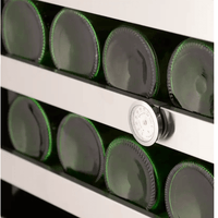 Adega de vinhos Dual Zone com garrafas e termômetro embutido para controle de temperatura.