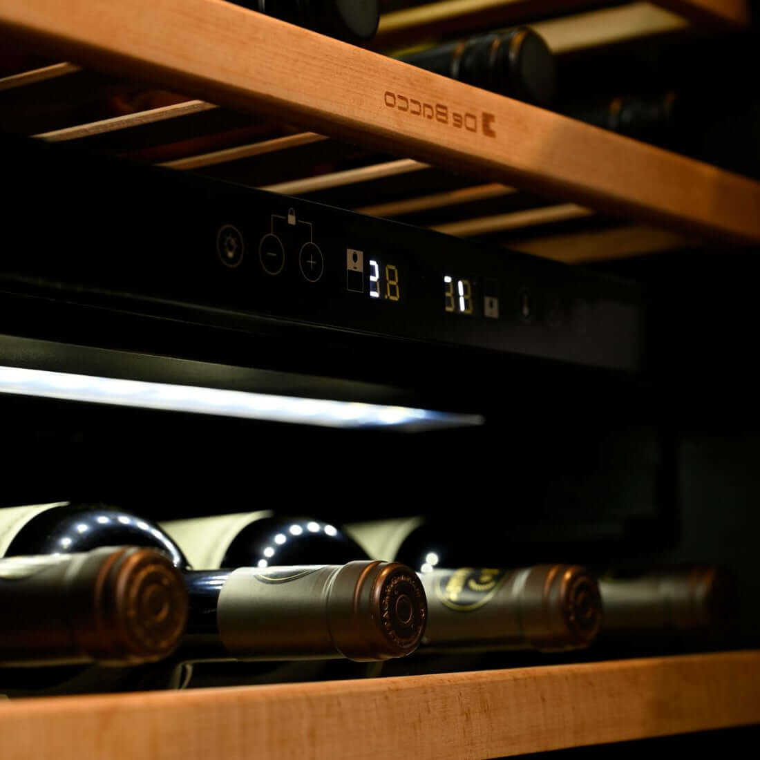 Adega Debacco 46 Garrafas Inox 60cm - Abertura Direita: adega climatizada embutida inox com prateleiras de madeira e display digital, garrafas armazenadas