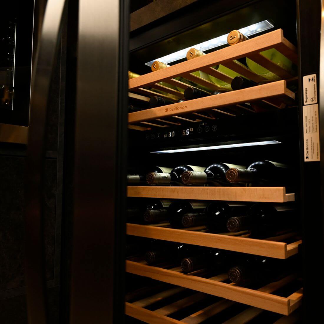 Adega Debacco 46 Garrafas Inox 60cm - Abertura Esquerda: adega climatizada embutir 46 garrafas inox com prateleiras madeira e iluminação interior