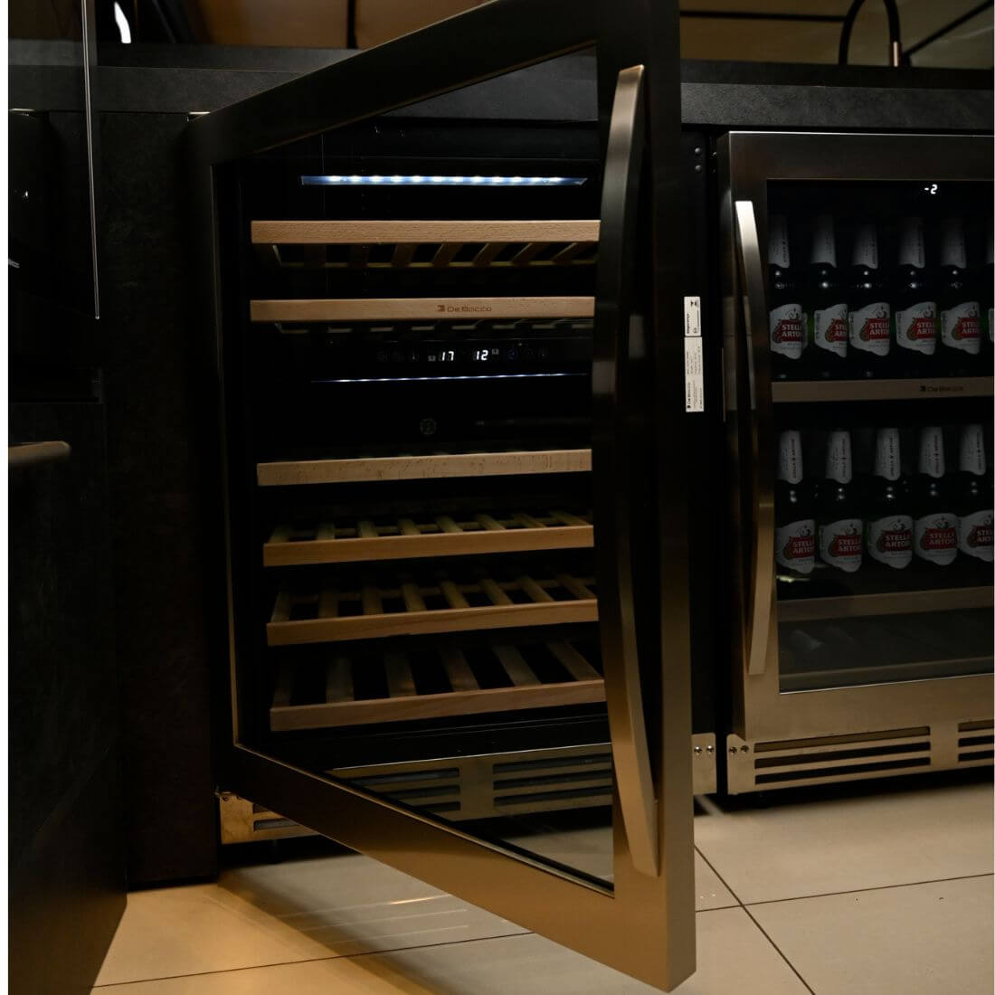 Adega Debacco 46 Garrafas Inox 60cm - Abertura Esquerda, adega climatizada com prateleiras em madeira, acabamento inox e porta de vidro