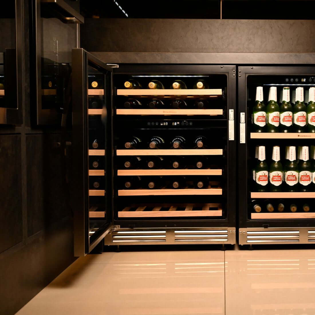 Adega Debacco 46 Garrafas Inox 60cm - Abertura Esquerda adega climatizada embutir com prateleiras em madeira e acabamento inox