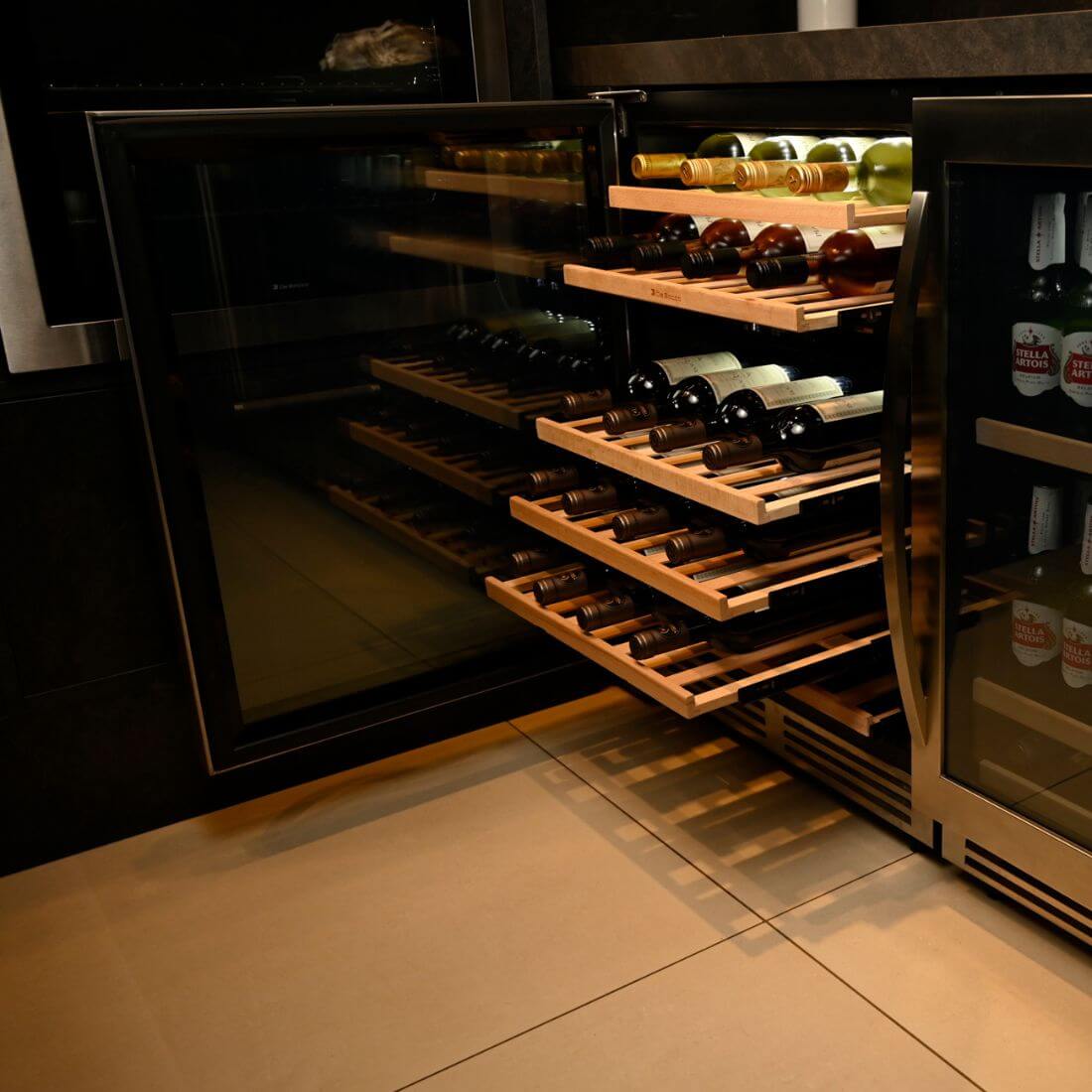 Adega Debacco 46 Garrafas Inox 60cm - Abertura Esquerda adega climatizada embutida com prateleiras em madeira e acabamento inox, porta de vidro