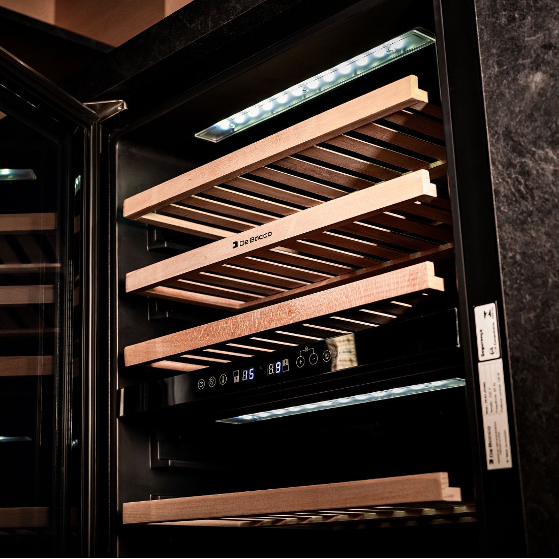 Adega de Vinhos Debacco 94 Garrafas Inox 60cm - adega climatizada embutida com prateleiras de madeira, painel digital e acabamento inox