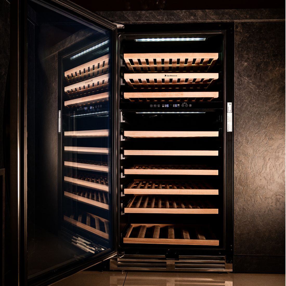 Adega de Vinhos Debacco 94 Garrafas Inox 60cm adega climatizada dual zone com prateleiras de madeira e acabamento inox elegante