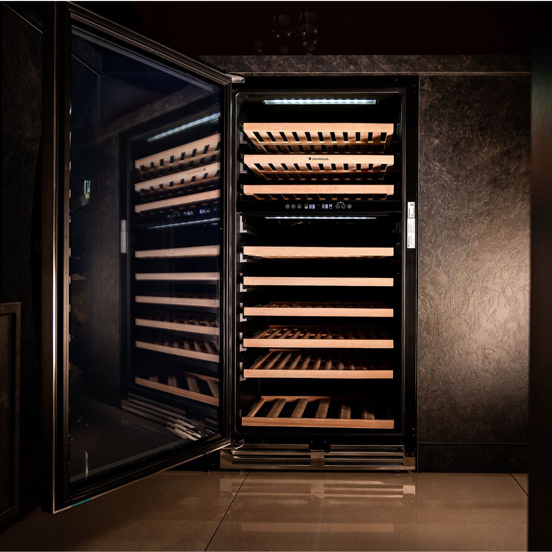 Adega de Vinhos Debacco 94 Garrafas Inox 60cm adega climatizada embutir com prateleiras de madeira e acabamento inox elegante