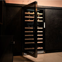 Adega de Vinhos Debacco 94 Garrafas Inox 60cm adega climatizada embutida com acabamento inox, prateleiras de madeira e porta de vidro aberta