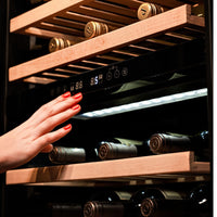 Adega de Vinhos Debacco 94 Garrafas Inox 60cm adega climatizada com acabamento inox, prateleiras de madeira e painel digital em uso