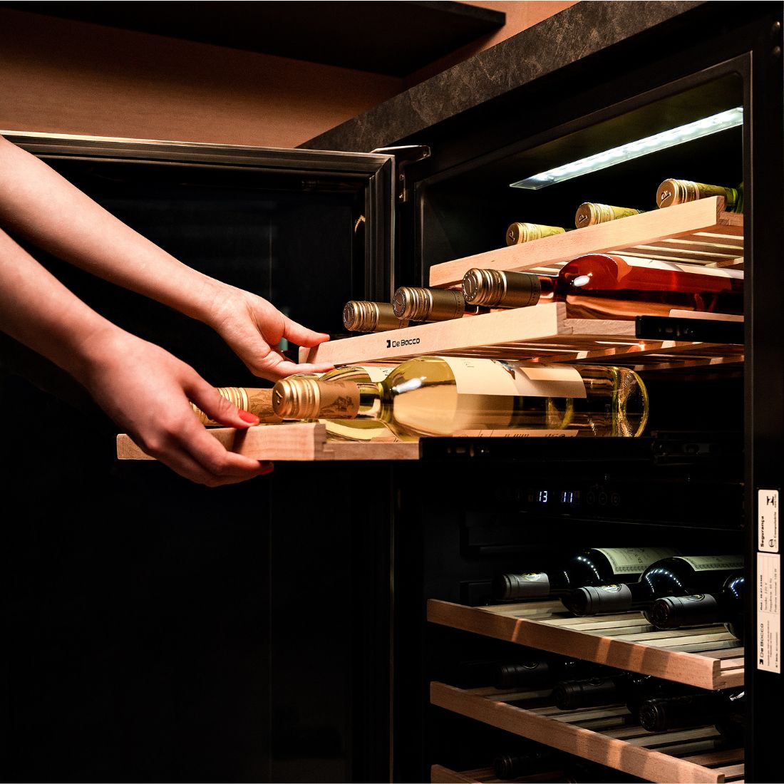 Adega de Vinhos Debacco 94 Garrafas Inox 60cm adega climatizada embutida inox com prateleiras de madeira e iluminação interna