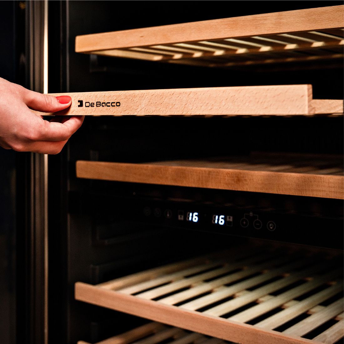 Adega de Vinhos Debacco 94 Garrafas Inox 60cm — adega climatizada de embutir com prateleiras de madeira, acabamento inox e display digital