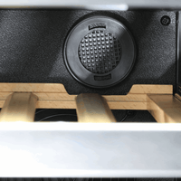 Adega Evol 46 Garrafas Smart Inox 60cm - Abertura Direita: detalhe interno com prateleiras de madeira e ventilação em acabamento inox