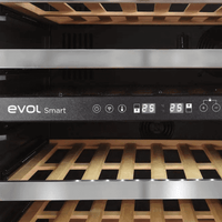 Adega Evol 160 Garrafas Smart Inox 60cm - Abertura Direita mostrando painel digital e prateleiras de madeira e acabamento inox, adega climatizada