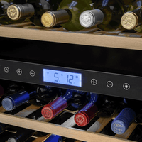 Adega Tecno Professional 43 Garrafas Inox 60cm - Abertura Direita adega climatizada 43 garrafas com acabamento inox, painel digital e prateleiras em madeira