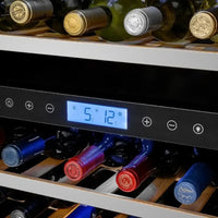 Adega Tecno Vintage 23 Garrafas inox com visor digital mostrando 5°C e 12°C e garrafas armazenadas em prateleiras de madeira