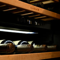 Adega Debacco 46 Garrafas Inox 60cm - Abertura Direita com prateleiras e controle de temperatura em destaque