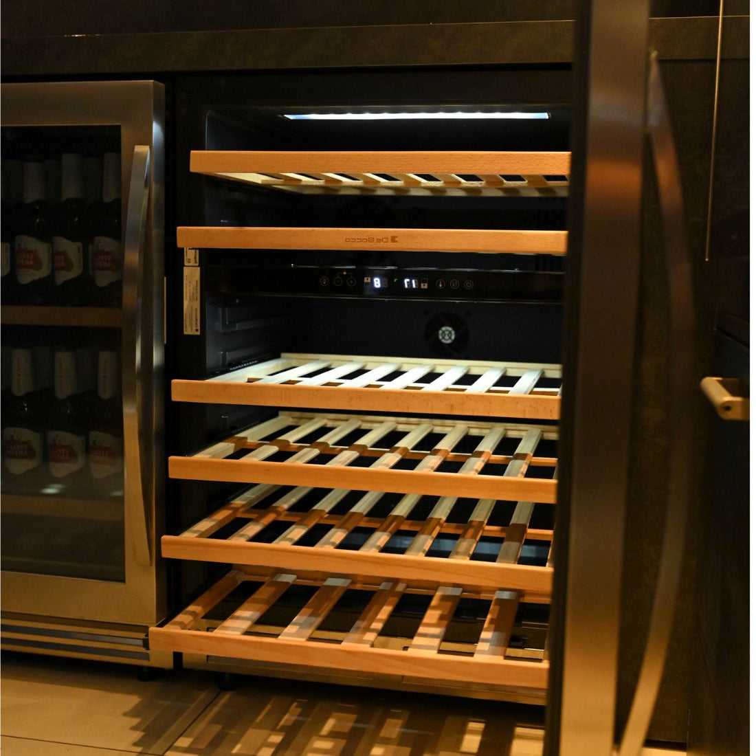 Interior da Adega Debacco 46 Garrafas Inox 60cm - Abertura Direita com prateleiras de madeira.