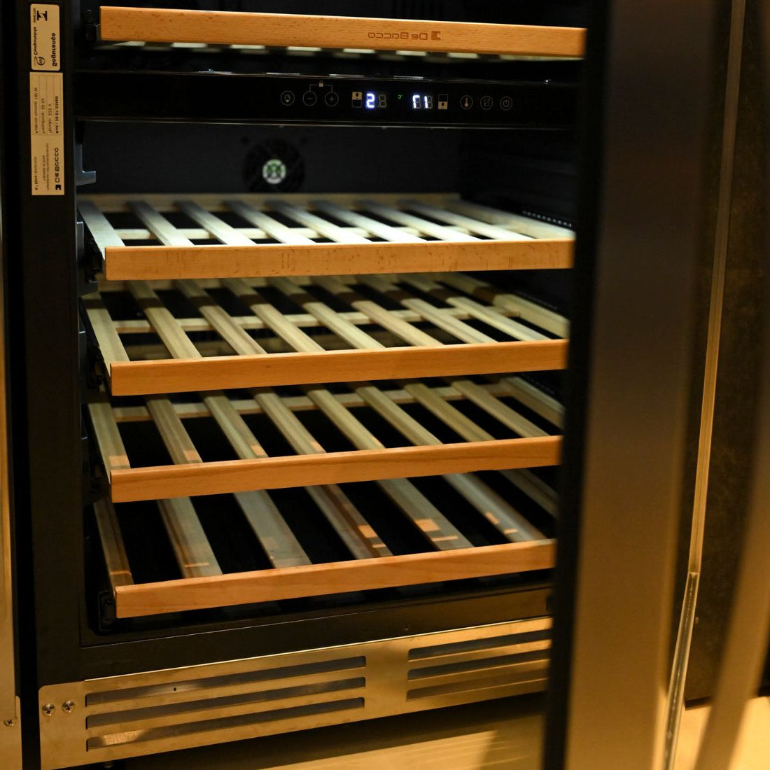 Adega Debacco 46 Garrafas Inox 60cm - Abertura Direita com prateleiras de madeira nobre para vinhos.