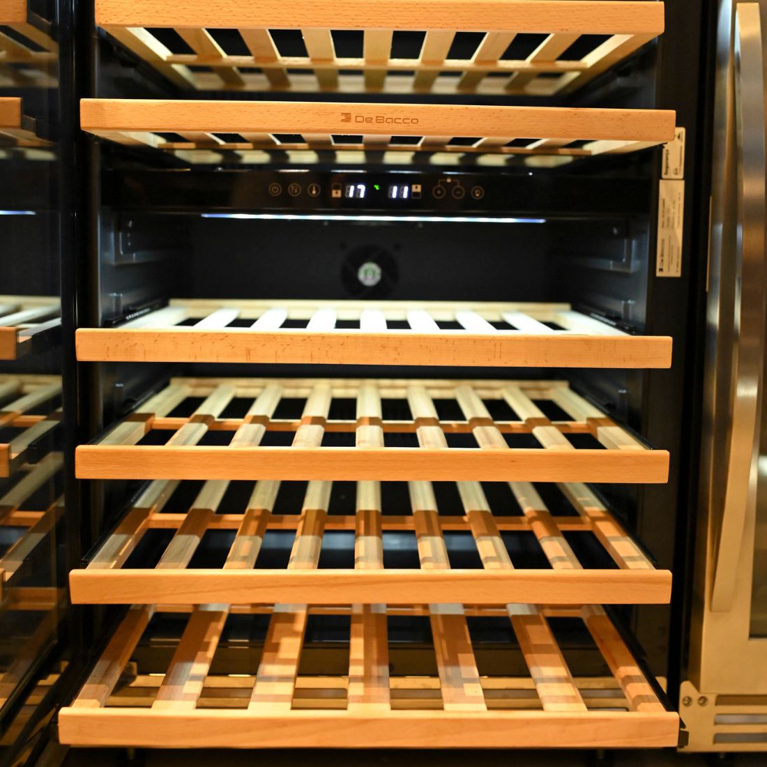 Interior da Adega Debacco 46 Garrafas Inox 60cm - Abertura Direita com prateleiras de madeira.