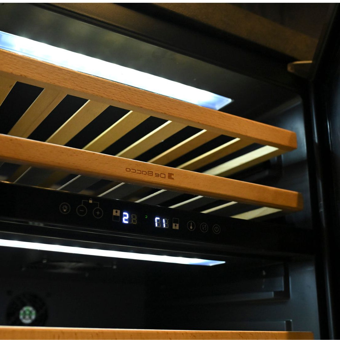 Interior da Adega Debacco 46 Garrafas Inox 60cm - Abertura Direita com prateleiras em madeira nobre.